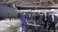 السفيرة الأميركية تسلم طائرة سيسنا إلى الجيش اللبناني
