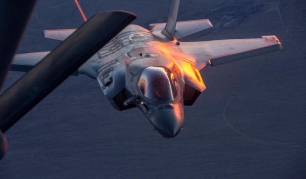 شاهد بالفيديو طائرة F-35 تنفذ مهمة تزود بالوقود جوا