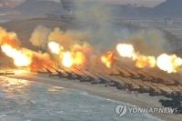 كوريا الشمالية تجري مناورة ضخمة بالمدفعية وغواصة أمريكية ترسو في الجنوب