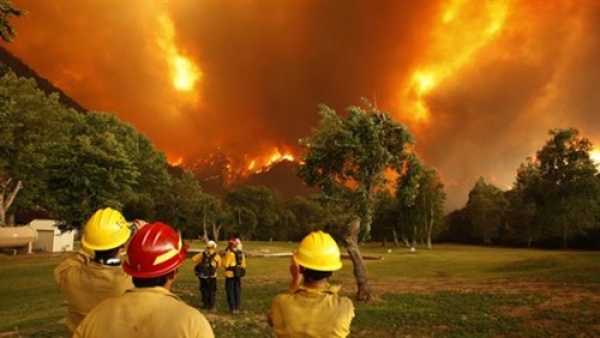 مصرع شخصين واشتعال النيران بـ80 منزلا في حرائق غابات بكاليفورنيا