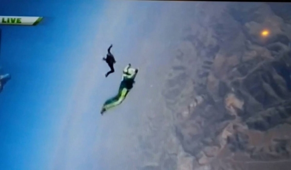 شاهد لوك ايفينس يقفز من علو 25 ألف قدم دون مظلة