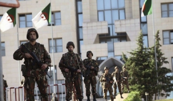 الجيش الجزائري يعثر على مخبأ ضخم للأسلحة
