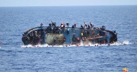 القوات الإيطالية ترصد قارباً للمهاجرين أثناء غرقه