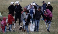 اليونان تبدأ بإخلاء مخيمات اللاجئين على الحدود مع مقدونيا