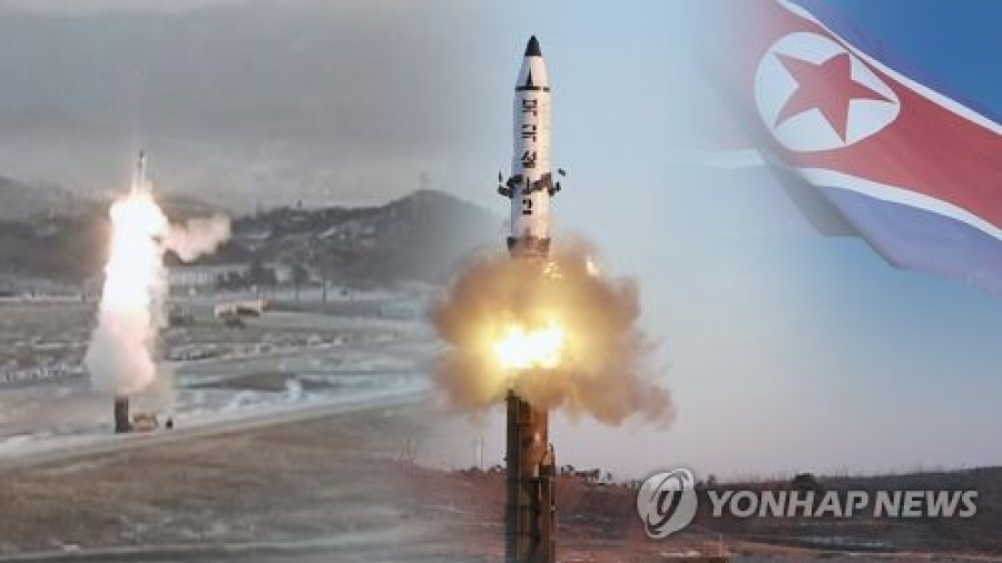 كوريا الشمالية تطلق صاروخا بالستيا جديداً