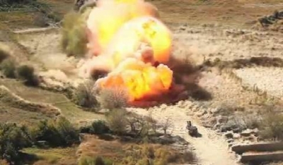 القوات العراقية تجري تمارين حية على استخدام الحبل المتفجر لنزع الالغام